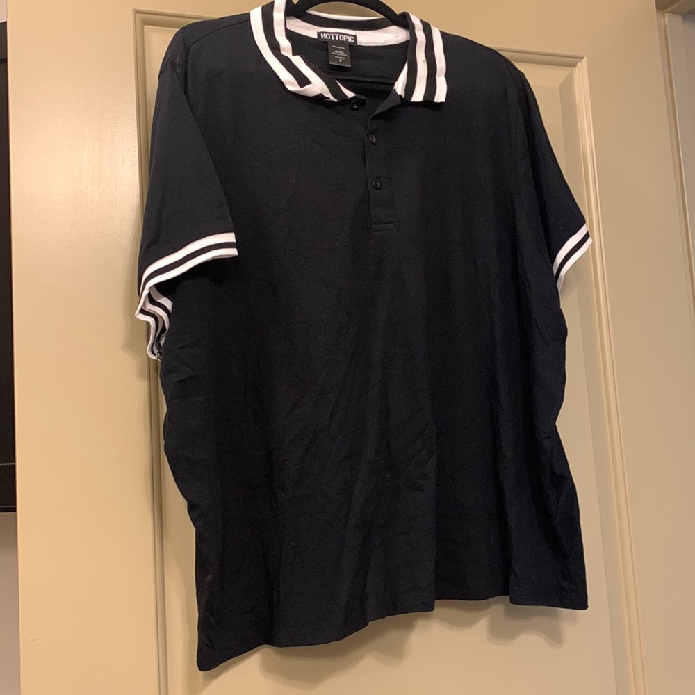 Hot Topic black crop button down